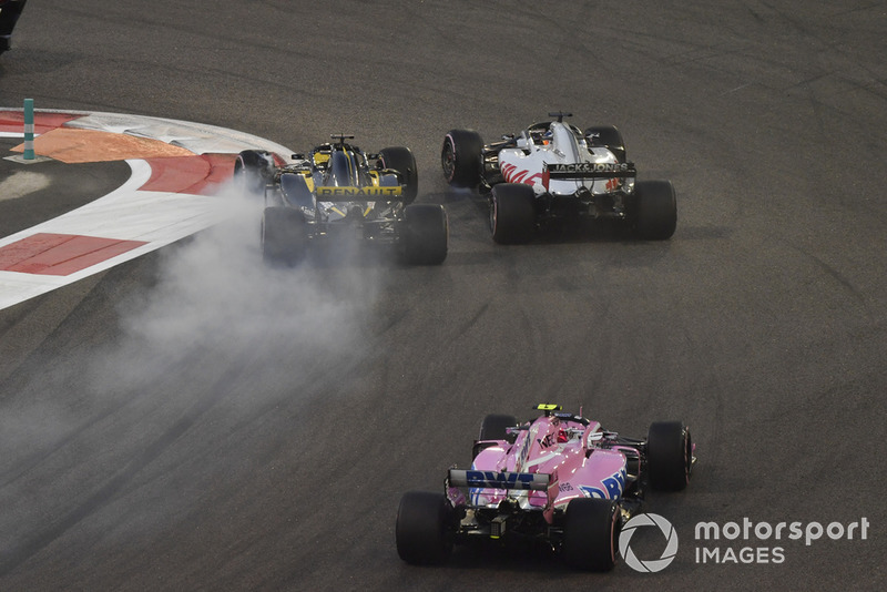 Nico Hulkenberg, Renault Sport F1 Team R.S. 18 y Romain Grosjean, Haas F1 Team VF-18 batalla en la primera vuelta