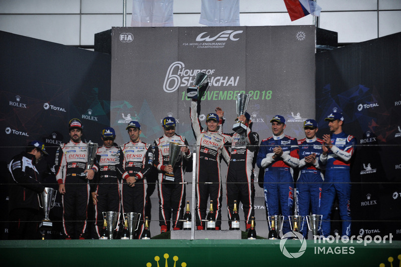 Подіум LMP1: #8 Toyota Gazoo Racing Toyota TS050, #7 Toyota Gazoo Racing Toyota TS050, #11 SMP Racing BR Engineering BR1