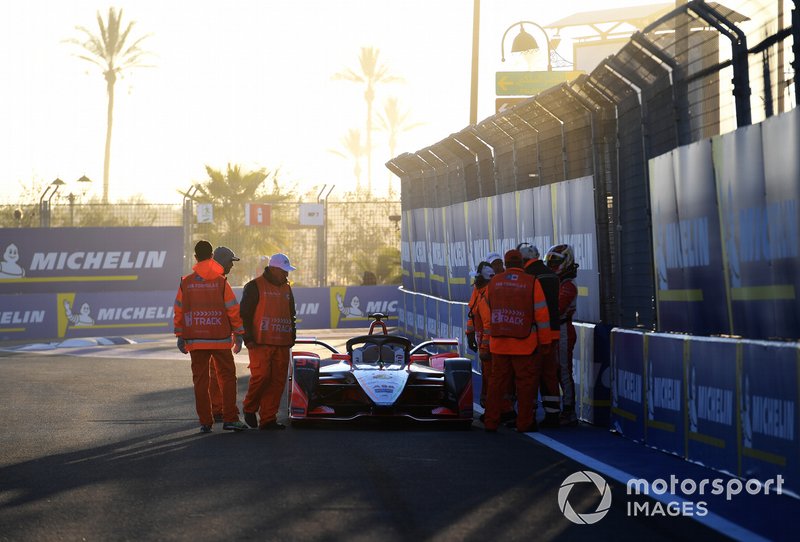 Marshal con Pascal Wehrlein, Mahindra Racing, M5 Electro