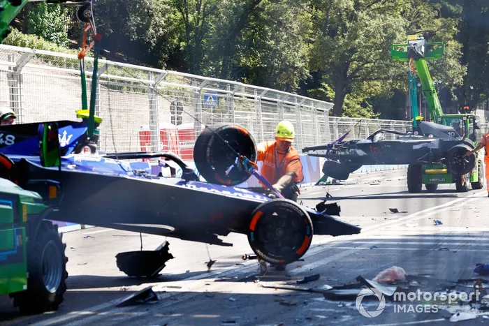 Los comisarios retiran el coche de Edoardo Mortara, Maserati Racing, Maserati Tipo Folgore, con una grúa tras un fuerte accidente en la 9ª vuelta.