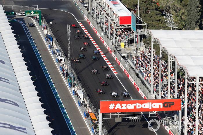 Charles Leclerc, Ferrari SF-23, Sergio Pérez, Red Bull Racing RB19, Max Verstappen, Red Bull Racing RB19, George Russell, Mercedes F1 W14, el resto de la parrilla en la salida.