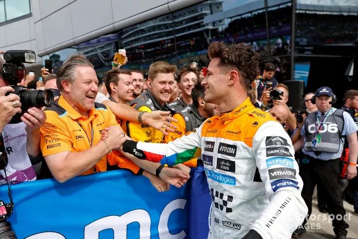 Zak Brown, CEO, McLaren Racing, Lando Norris, McLaren, 2ª posición, celebran en Parc Ferme