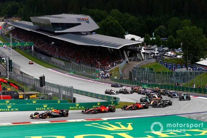 Arrancada Max Verstappen, Red Bull Racing RB19, Charles Leclerc, Ferrari SF-23, Carlos Sainz, Ferrari SF-23, Lando Norris, McLaren MCL60, Lewis Hamilton, Mercedes F1 W14, el resto de la parrilla en la salida.