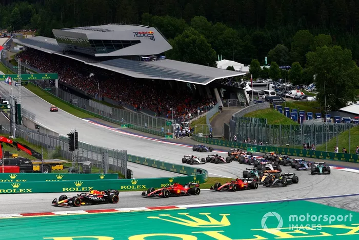 Arrancada Max Verstappen, Red Bull Racing RB19, Charles Leclerc, Ferrari SF-23, Carlos Sainz, Ferrari SF-23, Lando Norris, McLaren MCL60, Lewis Hamilton, Mercedes F1 W14, el resto de la parrilla en la salida.
