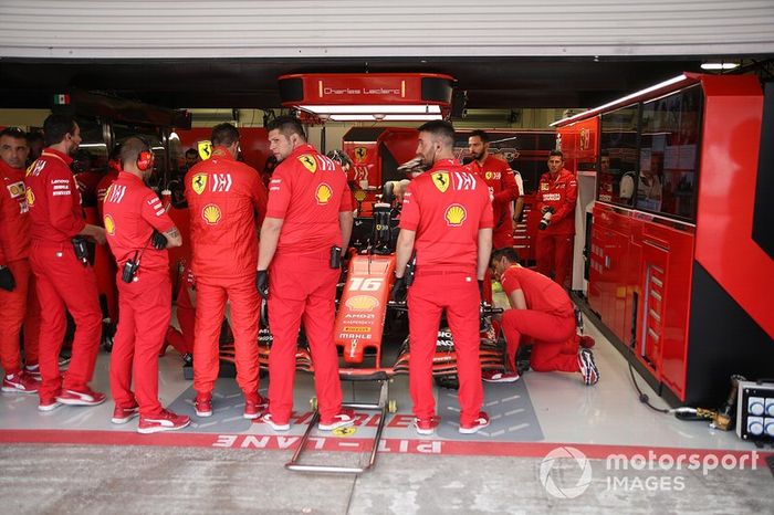 Charles Leclerc, Ferrari SF90, en pits y los mecánicos