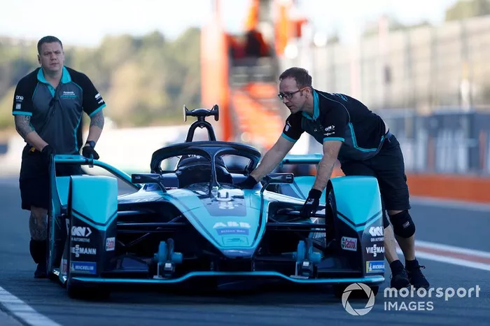 Mecánicos con el Jaguar I-Type 4 