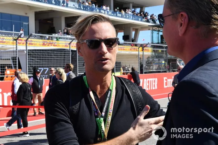 El músico Brian Tyler, compositor del tema de F1, con el presentador David Coulthard