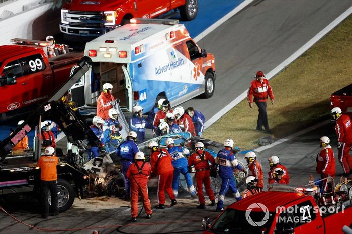Socorren a Ryan Newman, Roush Fenway Racing, Ford Mustang Koch Industries, tras su accidente