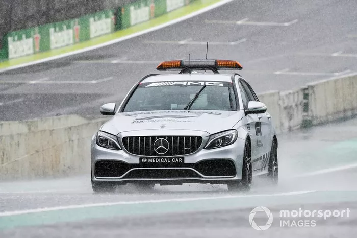 Coche de seguridad conduciendo bajo la lluvia