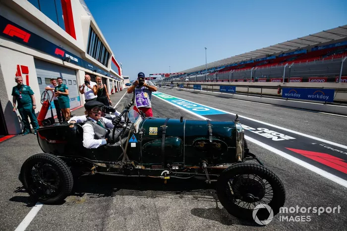 Sebastian Vettel, Aston Martin, Johnny Herbert, Sky TV, en el Aston Martin Green Pea TT1 de 1922