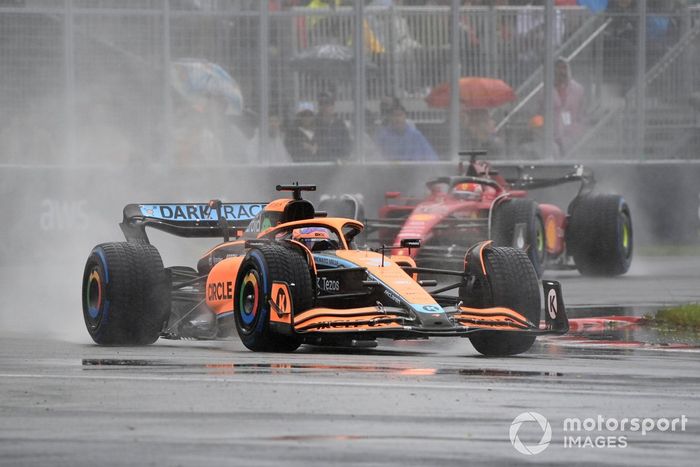 Daniel Ricciardo, McLaren MCL36, Charles Leclerc, Ferrari F1-75