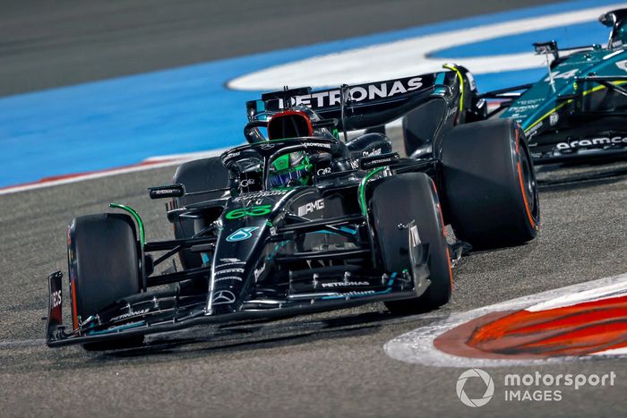 George Russell, Mercedes F1 W14, Fernando Alonso, Aston Martin AMR23