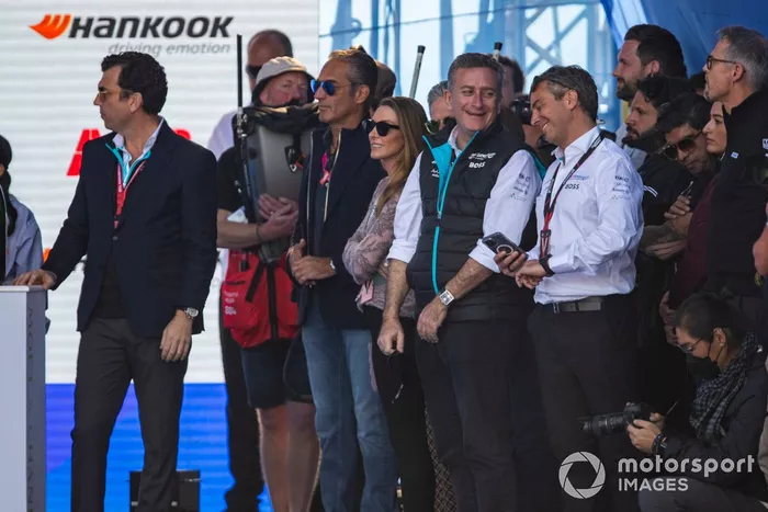 Alberto Longo, Director General Adjunto, Director del Campeonato, Fórmula E, Alejandro Agag, Presidente, Fórmula E, Jamie Reigle, Director General, Fórmula E, en la ceremonia del podio.