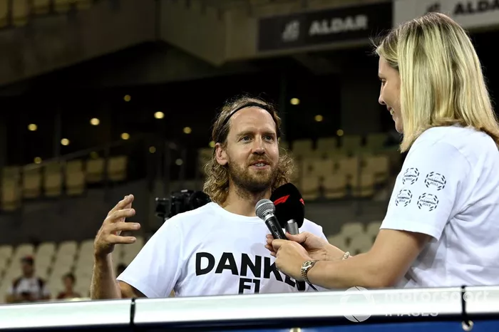 Sebastian Vettel, Aston Martin, es entrevistado como parte de su despedida en su último Gran Premio