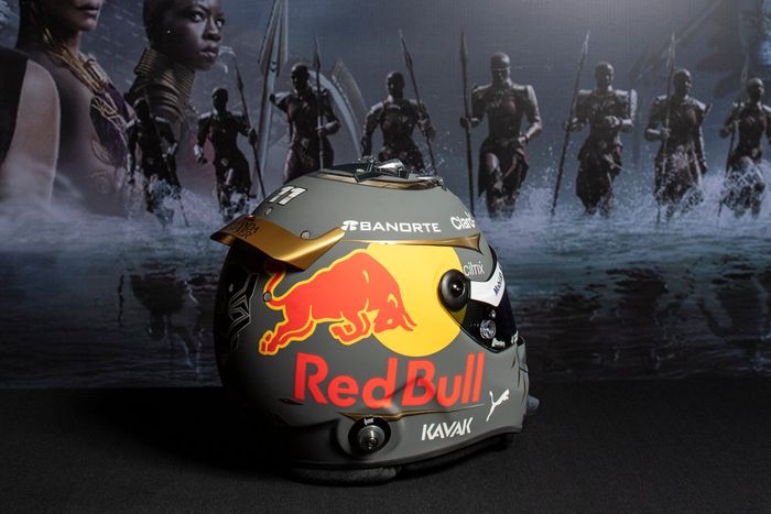 Sergio Pérez, Red Bull Racing con su casco con el diseño de la película Black Panther Wakanda Por Siempre de Marvel