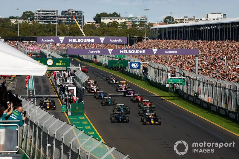 Max Verstappen, Red Bull Racing RB19, George Russell, Mercedes F1 W14, Lewis Hamilton, Mercedes F1 W14, Fernando Alonso, Aston Martin AMR23, Carlos Sainz, Ferrari SF-23, the rest of the field at the start