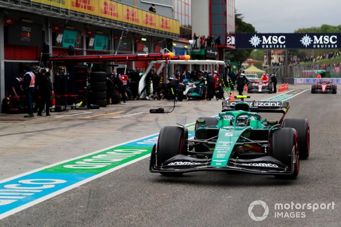 Sebastian Vettel, Aston Martin AMR22, en el pit lane