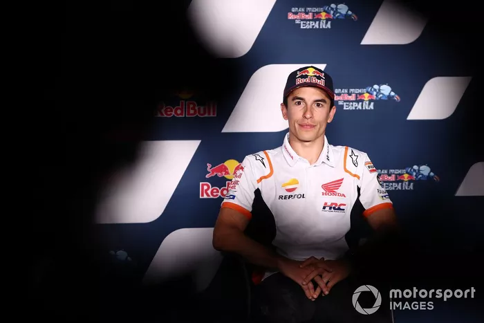 Marc Márquez, Repsol Honda Team, estira el brazo