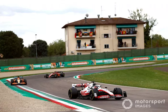 Kevin Magnussen, Haas VF-22, Daniel Ricciardo, McLaren MCL36, Carlos Sainz Jr, Ferrari F1-75
