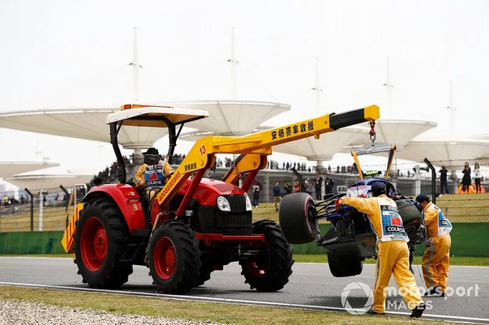 Los comisarios retiran el coche accidentado de Alexander Albon, Toro Rosso STR14