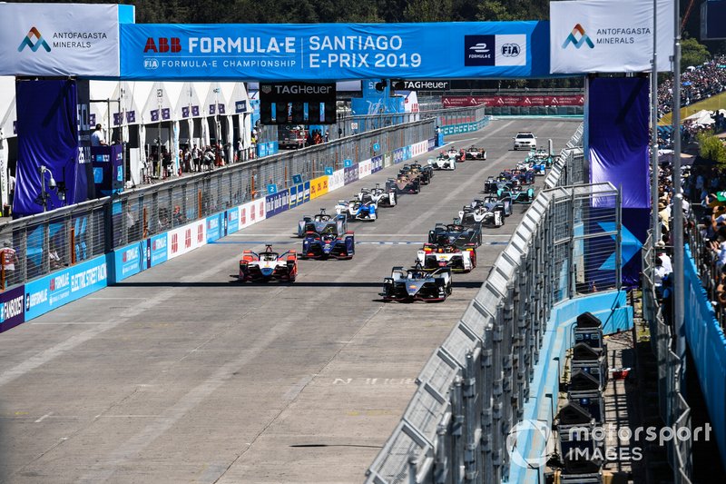 La partenza della gara, con Sébastien Buemi, Nissan e.Dams, Nissan IMO1, accanto a Pascal Wehrlein, Mahindra Racing, M5 Electro, davanti al gruppo