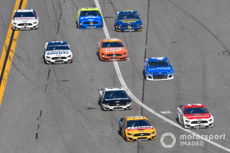 Clint Bowyer, Stewart-Haas Racing, Ford Mustang Rush Truck Centers/Mobil 1 and Paul Menard, Wood Brothers Racing, Ford Mustang Motorcraft / Quick Lane Tire & Auto Center 