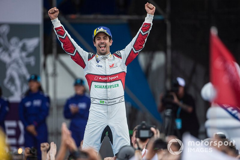 Il vincitore della gara Lucas Di Grassi, Audi Sport ABT Schaeffler, festeggiamentre si reca verso il podio