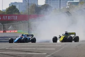 Robert Kubica, Williams FW42 et Daniel Ricciardo, Renault R.S.19 avec des dégâts