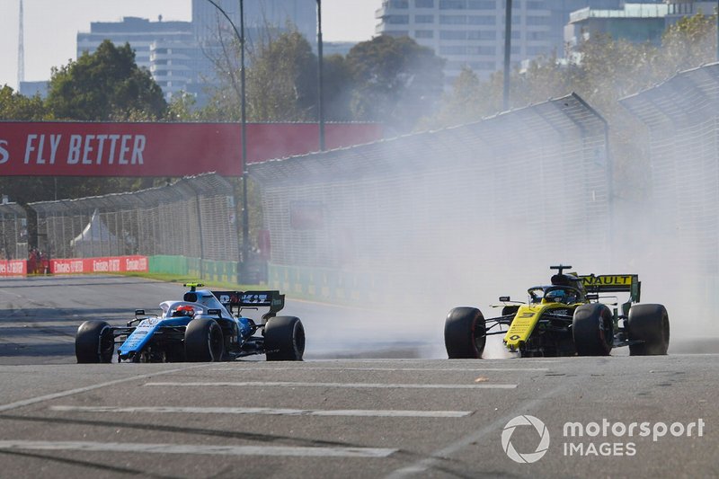 Robert Kubica, Williams FW42 y Daniel Ricciardo, Renault R.S.19 con daños al inicio de la carrera