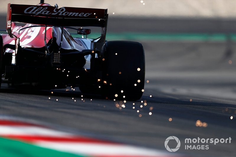Kimi Raikkonen, Alfa Romeo Racing C38, fait des étincelles