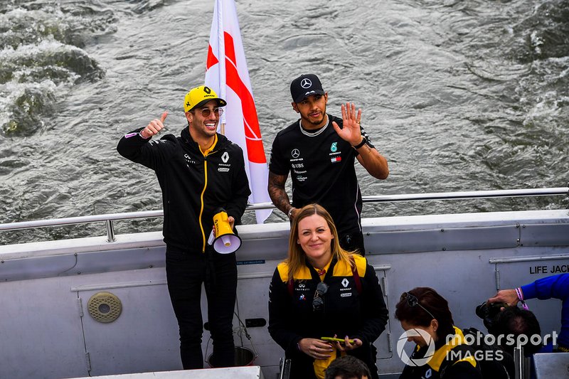 Daniel Ricciardo, Renault e Lewis Hamilton, Mercedes AMG F1, salutano i tifosi dall'imbarcazione diretta all'evento a Federation Square