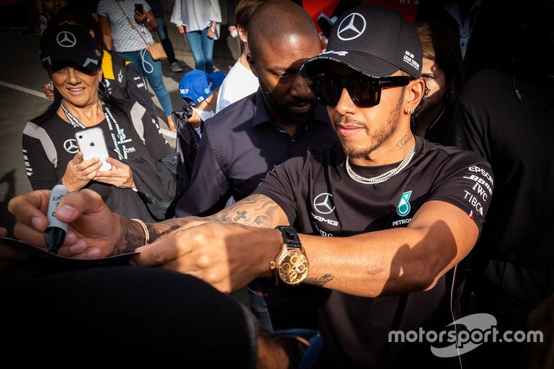 Lewis Hamilton, Mercedes AMG F1 firma autógrafos para los aficionados