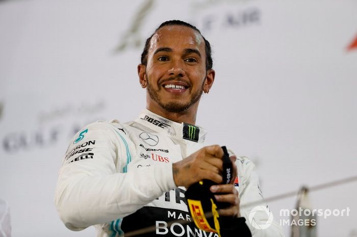 1º Lewis Hamilton:  489 millones de dólares (435 millones de euros)