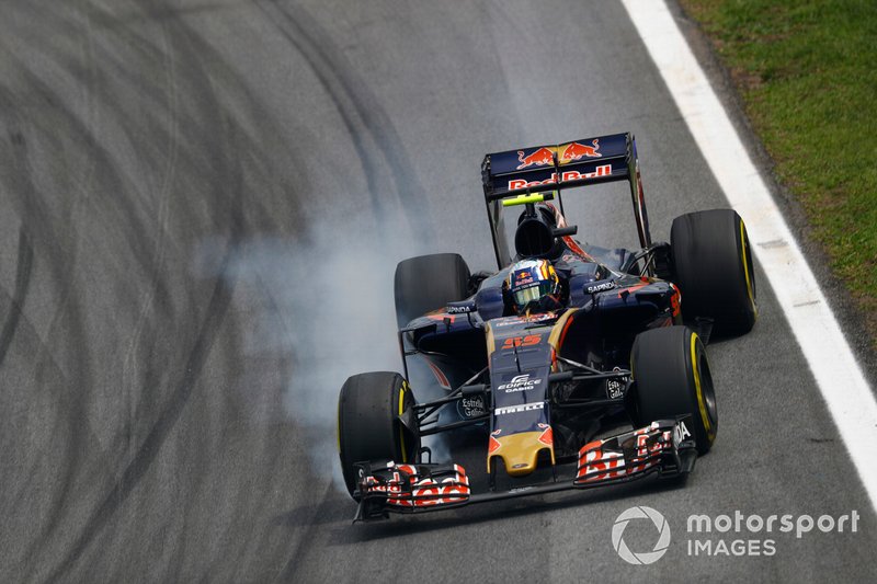 Carlos Sainz Jr, Toro Rosso STR11 Ferrari, bloquea una rueda delantera