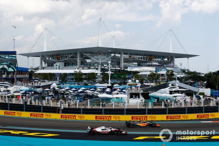 Daniel Ricciardo, McLaren MCL36, pasa a Kevin Magnussen, Haas VF-22