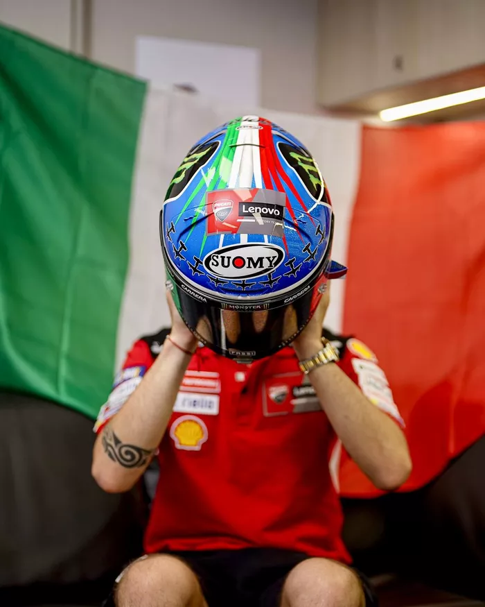 Francesco Bagnaia, Ducati Team, con su casco especial para Mugello