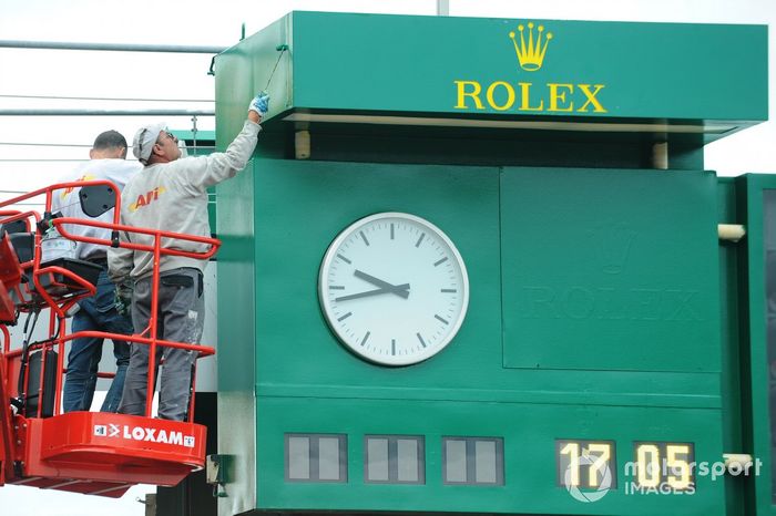 Preparations on the Rolex clock