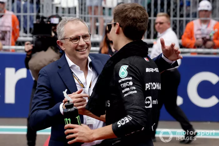 Stefano Domenicali, director general de la Fórmula 1, con George Russell, de Mercedes-AMG
