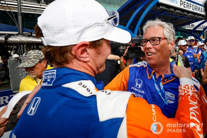 El ganador de la pole, Scott Dixon, Chip Ganassi Racing Honda celebra su premio de la pole, el ingeniero Michael Cannon