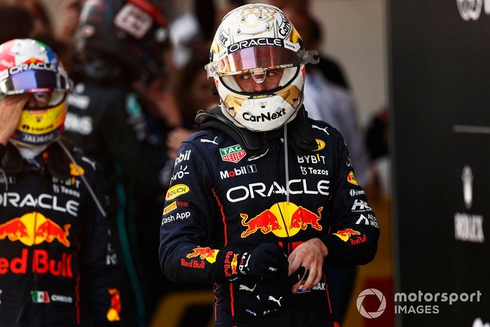 Max Verstappen, Red Bull Racing, 1ª posición, Sergio Pérez, Red Bull Racing, 2ª posición, en Parc Ferme 