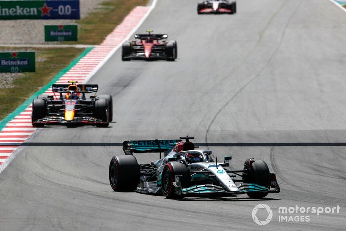 George Russell, Mercedes W13, Sergio Pérez, Red Bull Racing RB18, Carlos Sainz, Ferrari F1-75 