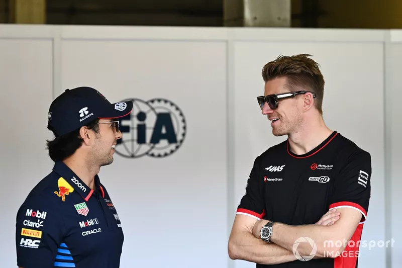 Sergio Perez, Red Bull Racing, discute avec Nico Hulkenberg, Haas F1 Team