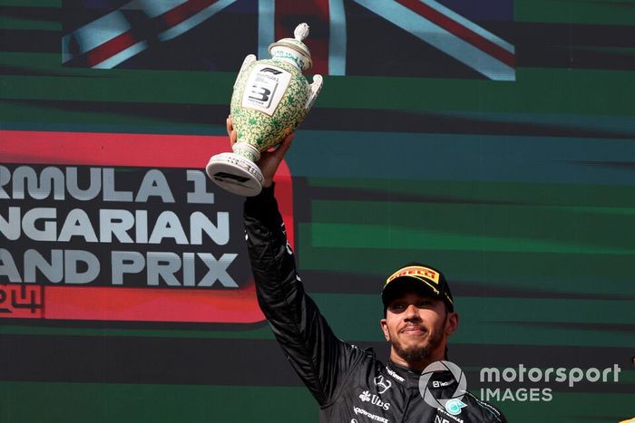 Lewis Hamilton, Mercedes-AMG F1 Team, 3ª posición, levanta su trofeo en el podio