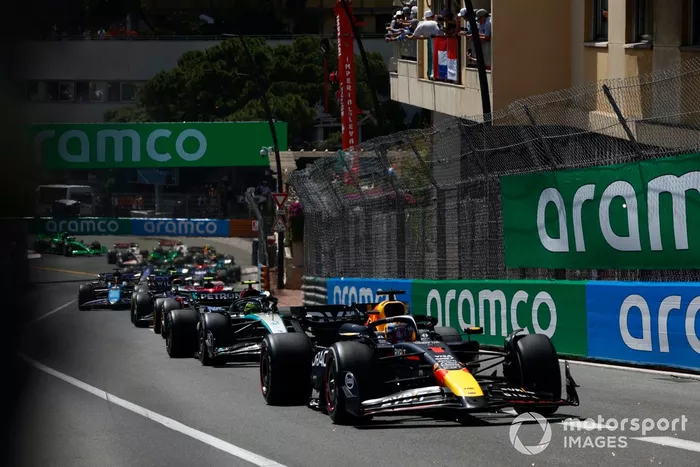 Max Verstappen, Red Bull Racing RB20, Lewis Hamilton, Mercedes F1 W15, Yuki Tsunoda, RB F1 Team VCARB 01, el resto del pelotón en la salida.