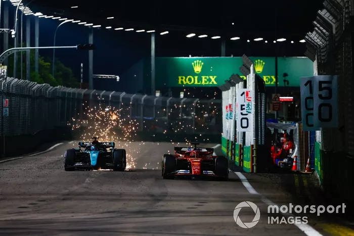 Charles Leclerc, Ferrari SF-24, George Russell, Mercedes F1 W15, mientras saltan chispas