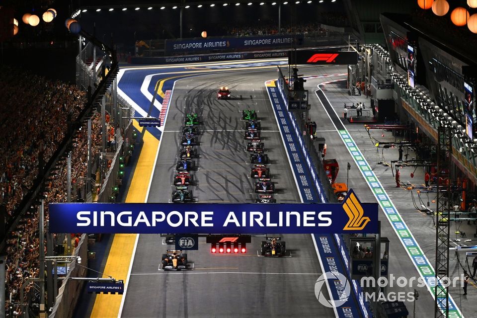 Los coches se alinean en la parrilla, con Lando Norris, McLaren MCL38, en la pole