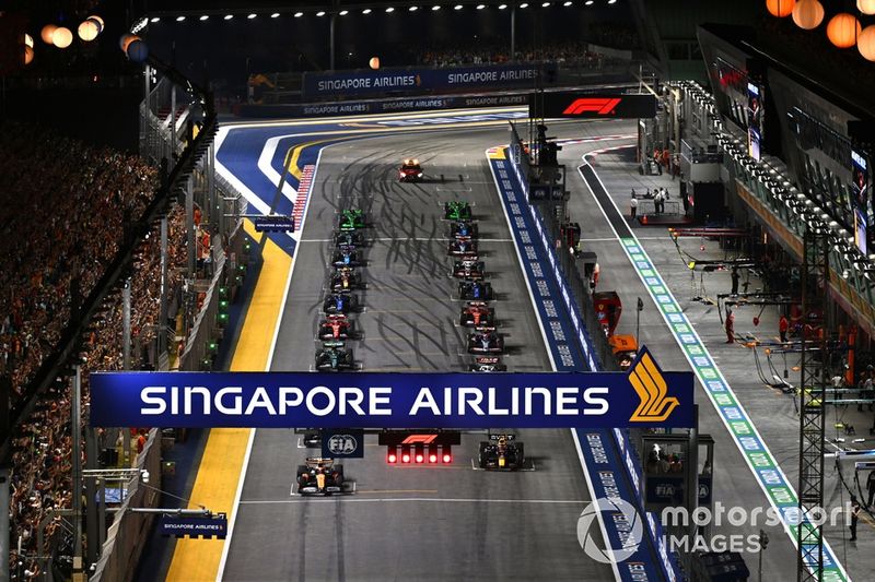 Los coches se alinean en la parrilla, con Lando Norris, McLaren MCL38, en la pole