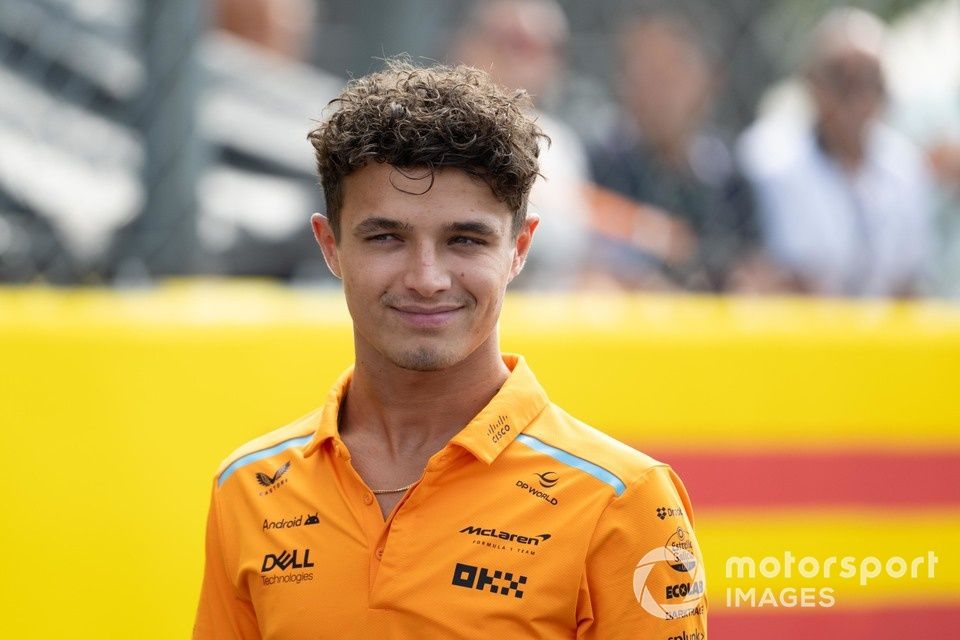 Lando Norris, da McLaren F1 Team, durante a parada dos pilotos 