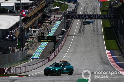 O carro médico em pista no início do Sprint