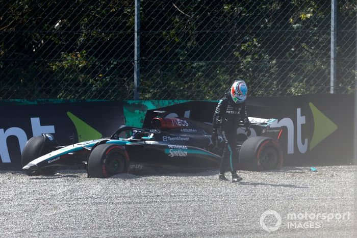 Andrea Kimi Antonelli, Mercedes F1 W15, se aleja de su coche dañado tras un accidente en la FP1